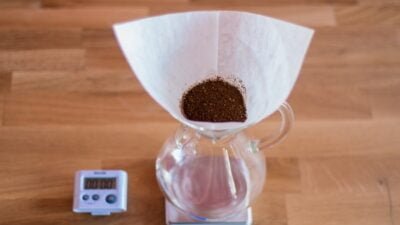 pour-coffee-to-chemex